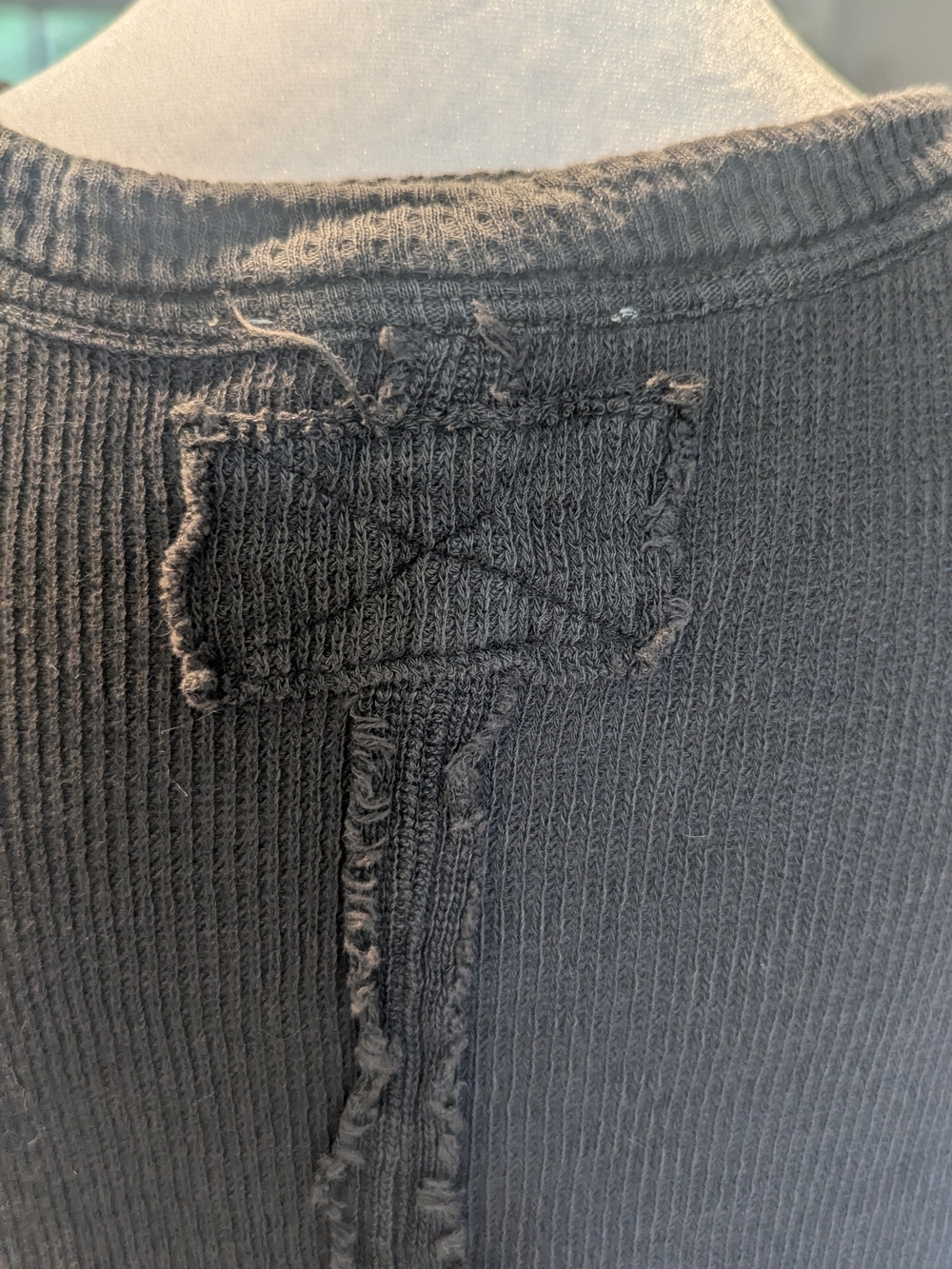 Free People We The Free Gray Distressed V‑Neck Thermal Off Shoulder Sweatshirt L - Picture 4 of 7